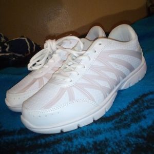 Size 7 white non-slip